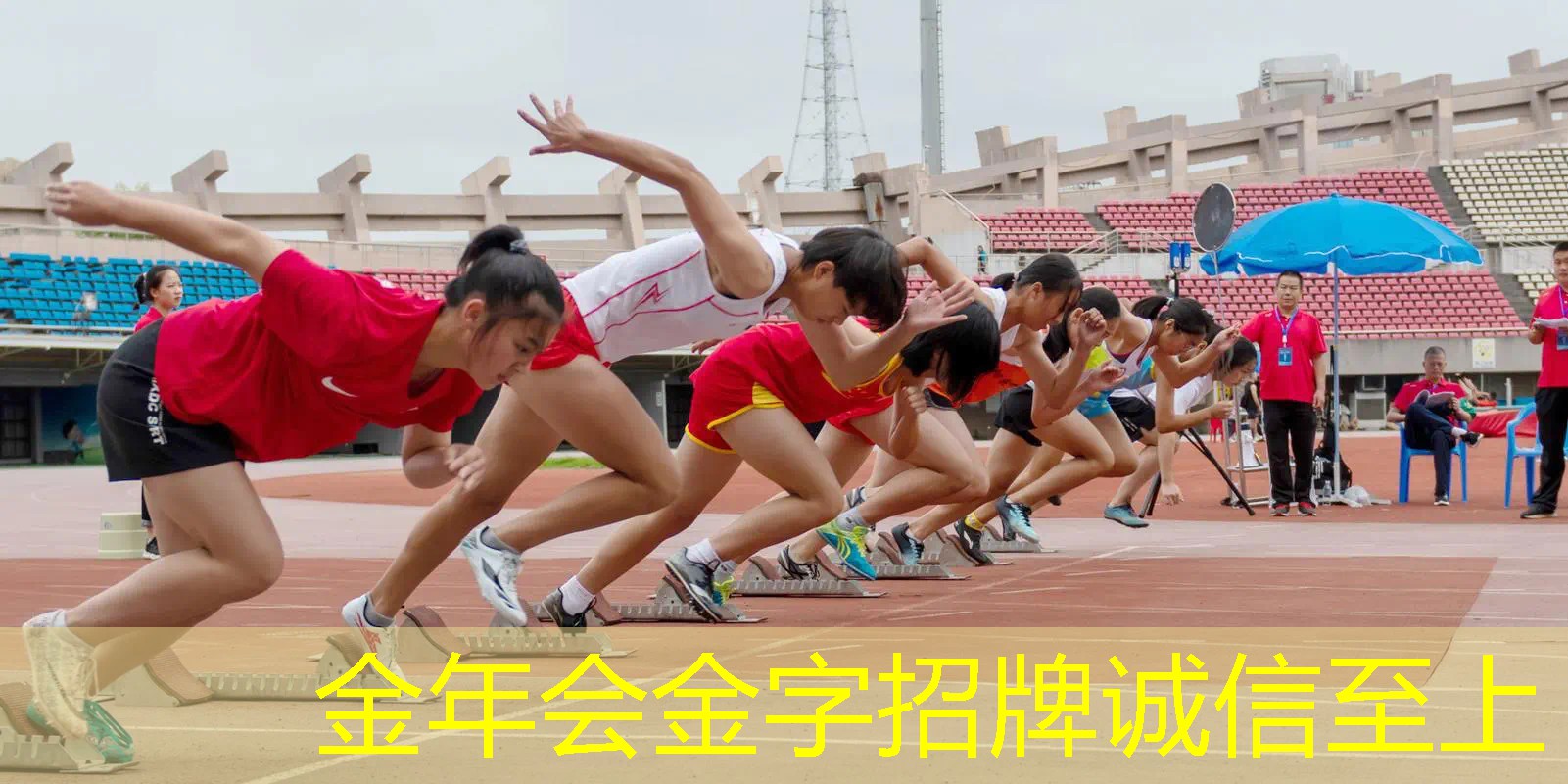 健身房室内游泳池变室外