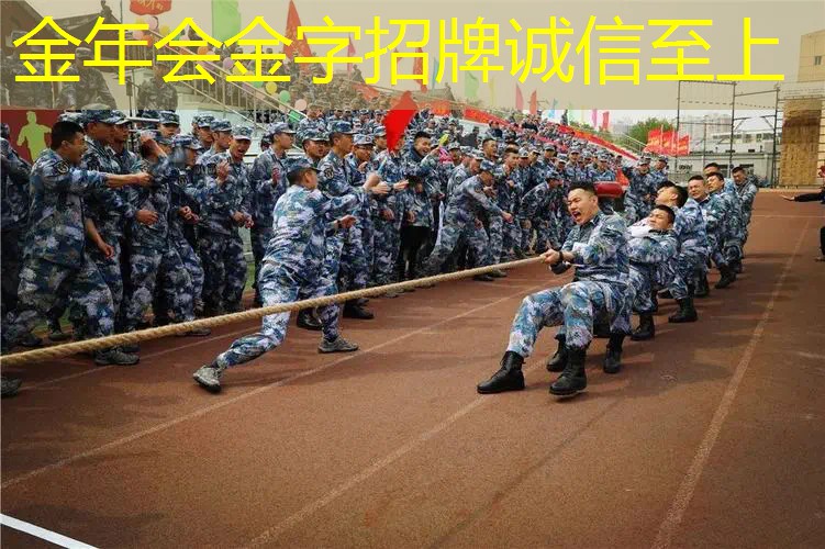 白色裤子拿网球拍的男孩