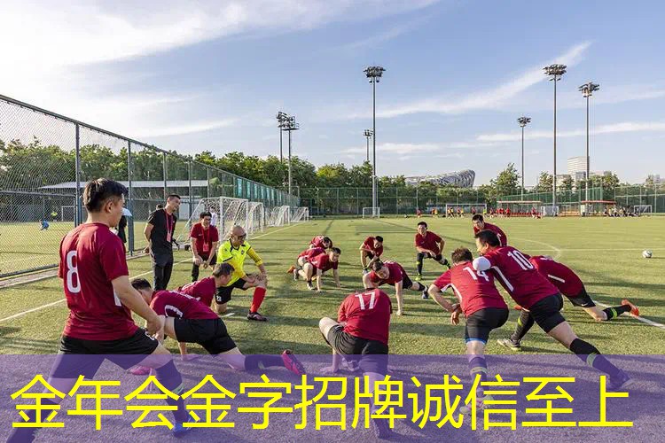 白色裤子拿网球拍的男孩
