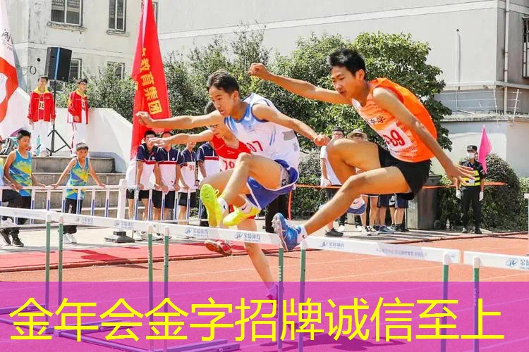 女子在地铁被网球拍撞