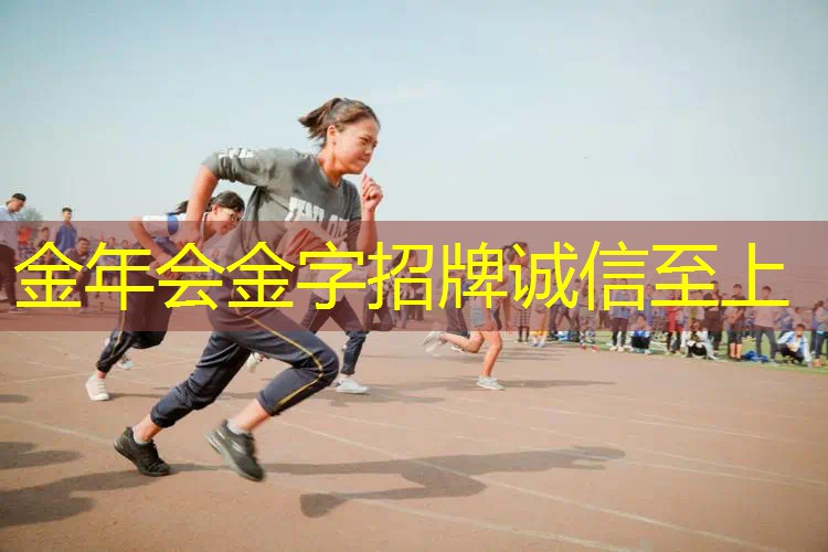有几把网球拍的人是谁啊