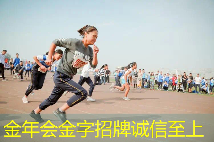 硬的网球拍很难打吗_