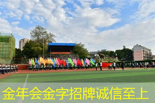 矮小成年人选择网球拍