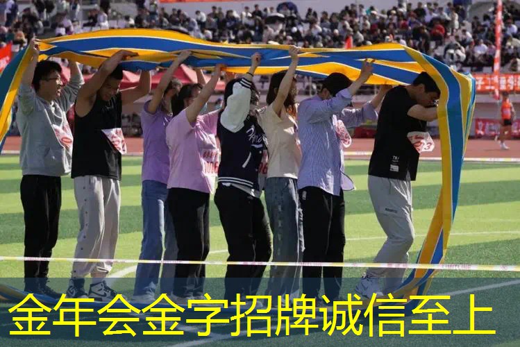 背篓里的网球拍是什么材质